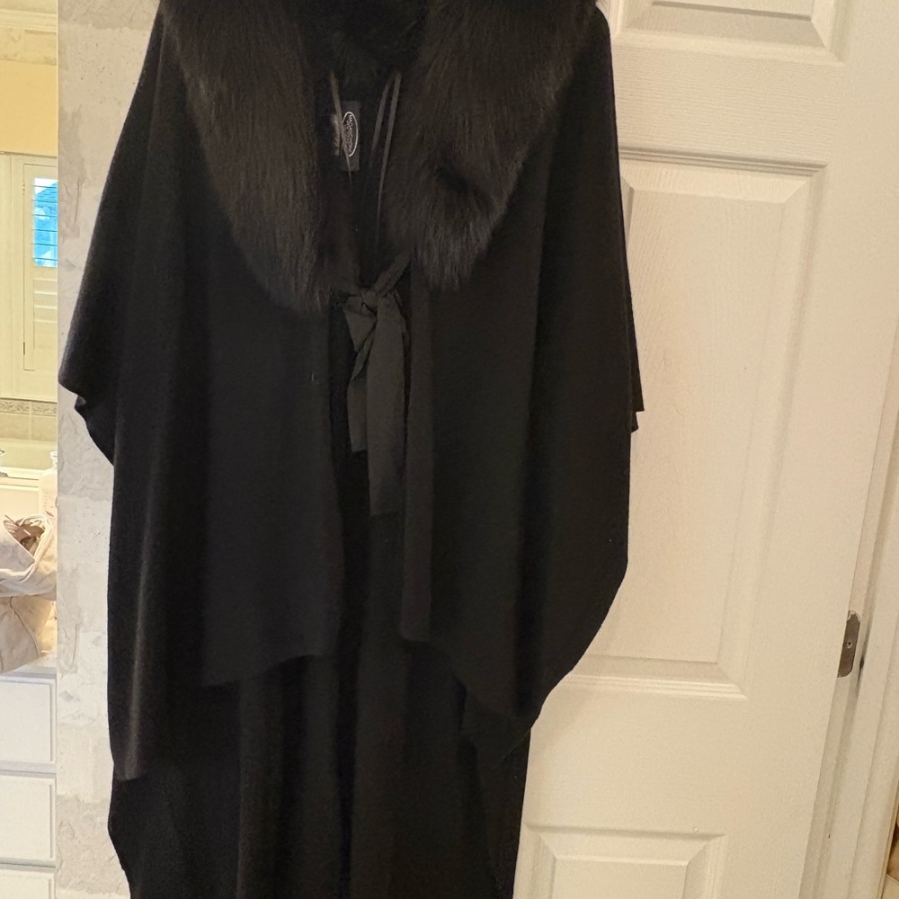Magaschoni Black 100% cashmere Cape with fur Luxurious Trim-NFs so not buy